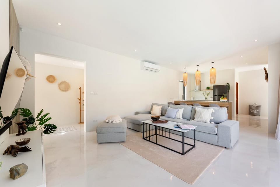 TV and multimedia, Living room, Seating area, air conditioner