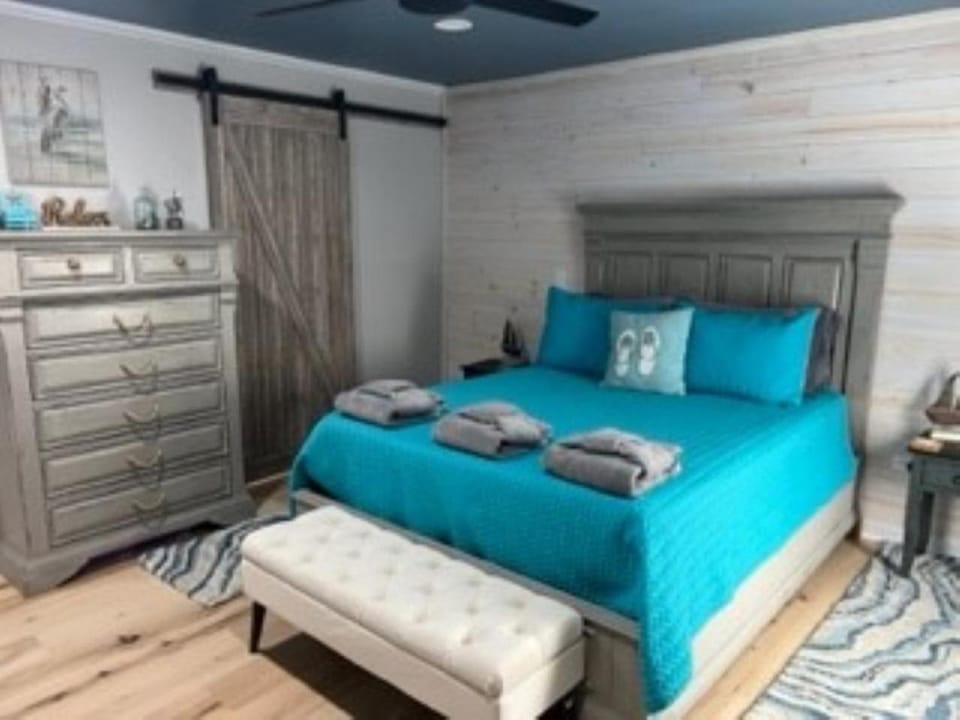 Bedroom, towels