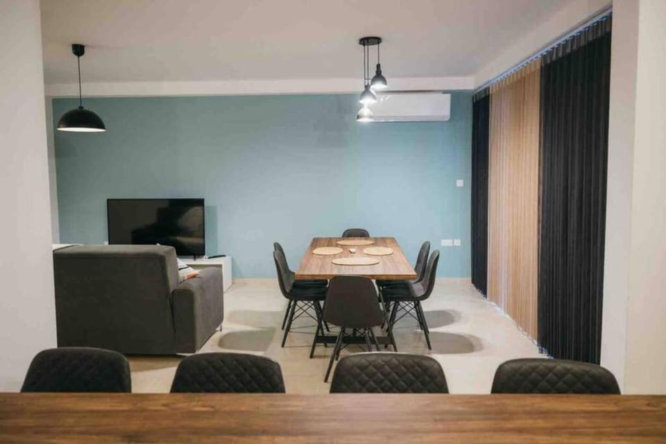 TV and multimedia, Living room, Seating area, Dining area