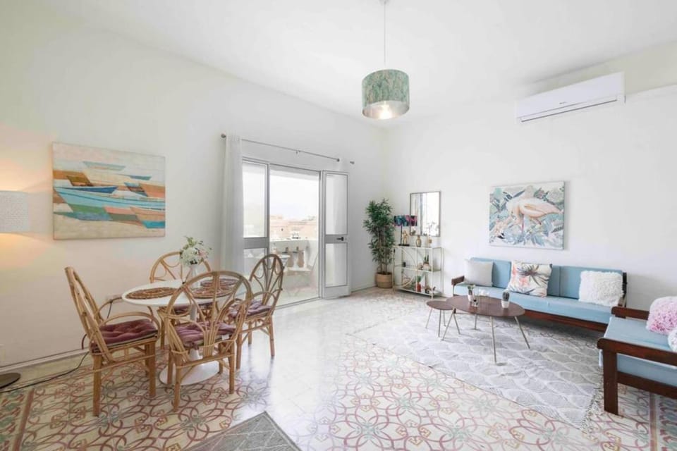 TV and multimedia, Living room, Seating area, Dining area, air conditioner