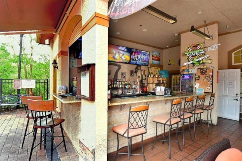Restaurant/places to eat, Lounge or bar, Lounge or bar, Food and drinks
