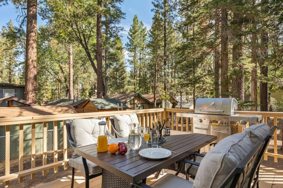 Storybook Cottage Near Slopes Country House in Big Bear