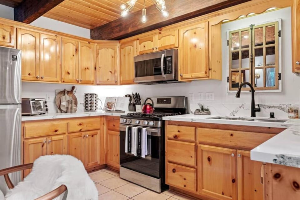 Moon Bears Modern Chic Dog Friendly Cabin Cabin in Big Bear
