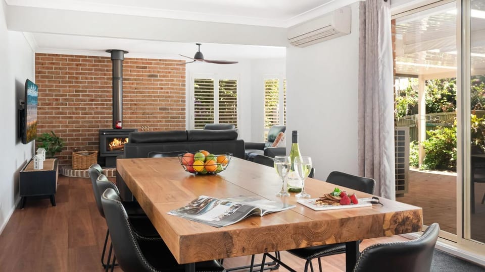 Dining area, fireplace