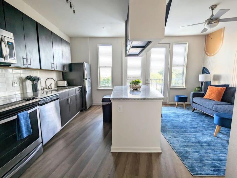 Kitchen or kitchenette, Living room, Seating area, Dining area, dishwasher, fireplace, minibar, pet friendly, stove, toaster