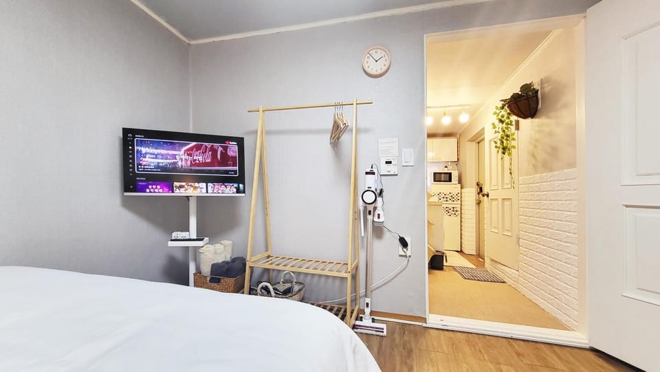 Bed, TV and multimedia, wardrobe