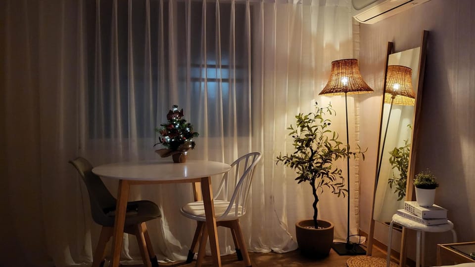 Seating area, Dining area