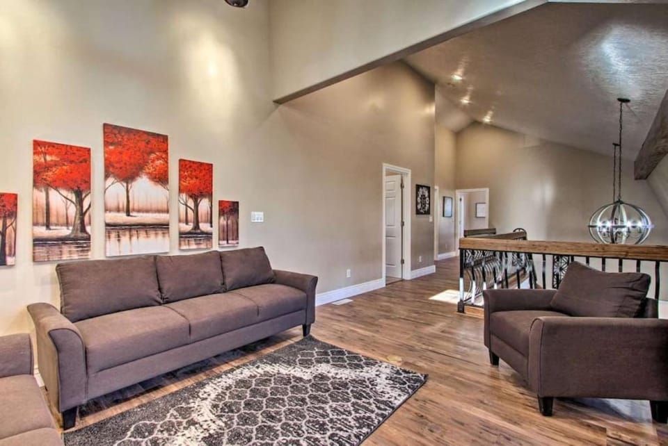 Luxury Great Falls Retreat | Hot Tub | W & R House in Great Falls