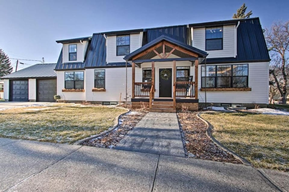 Luxury Great Falls Retreat | Hot Tub | W & R House in Great Falls