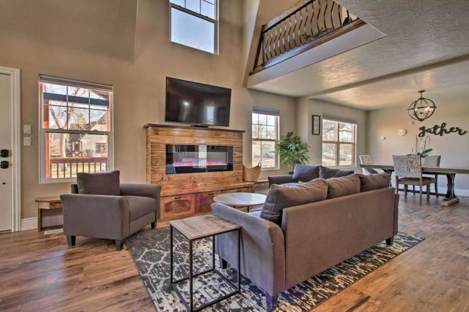 Luxury Great Falls Retreat | Hot Tub | W & R House in Great Falls