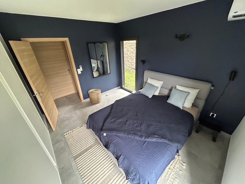Bed, Photo of the whole room, Bedroom, air conditioner
