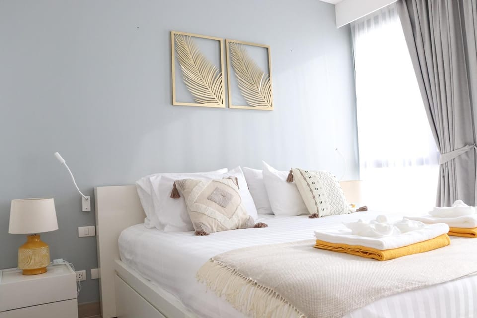 Bed, Bedroom, towels
