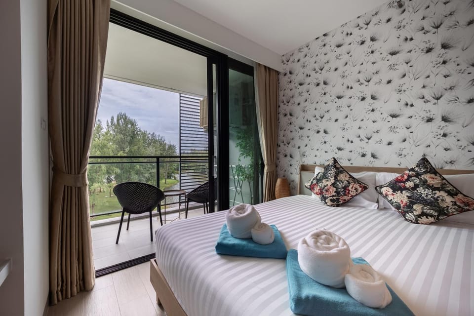 Bed, Balcony/Terrace, Seating area, Bedroom, towels