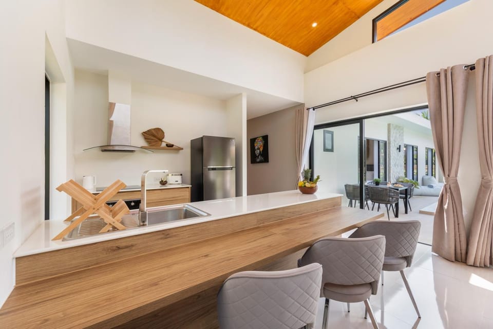 Kitchen or kitchenette, Living room, Seating area, Dining area