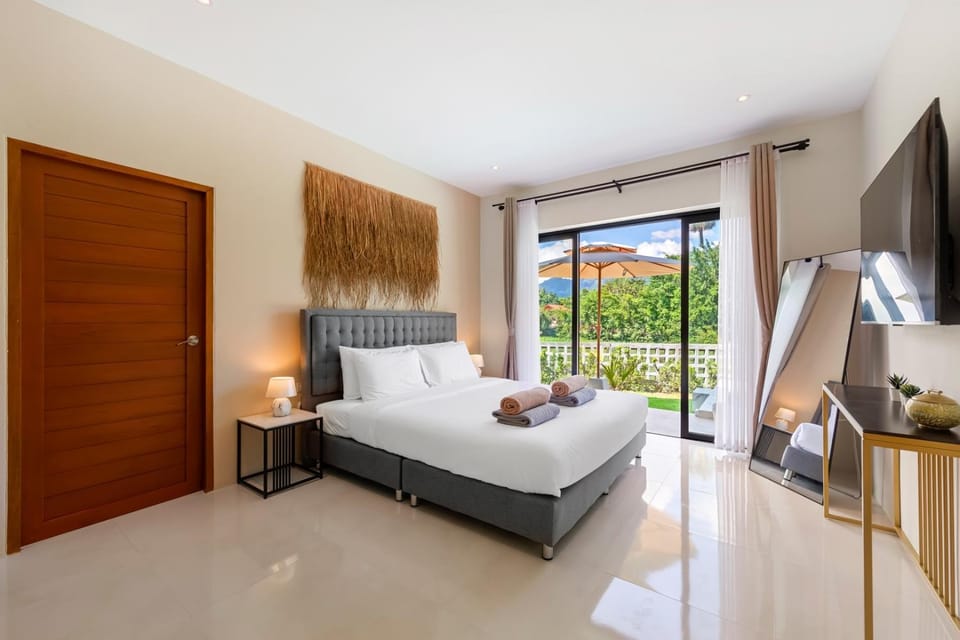Bed, TV and multimedia, Photo of the whole room, Bedroom