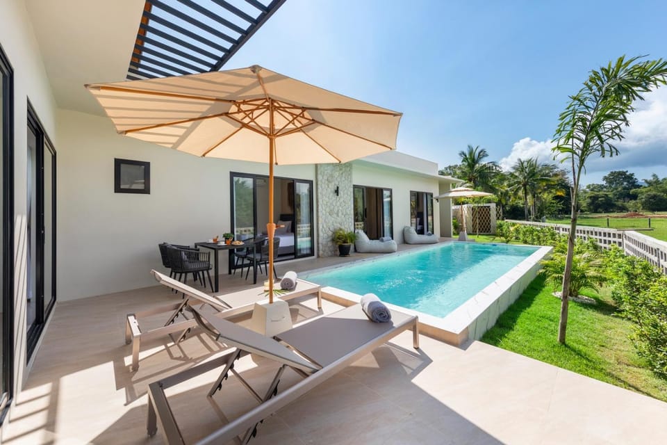 Property building, Day, Natural landscape, Garden, View (from property/room), Balcony/Terrace, Garden view, Pool view, Swimming pool, sunbed