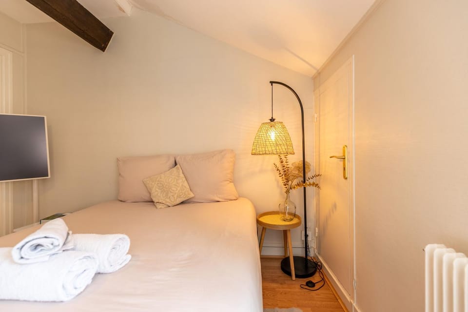 Bed, Bedroom, towels