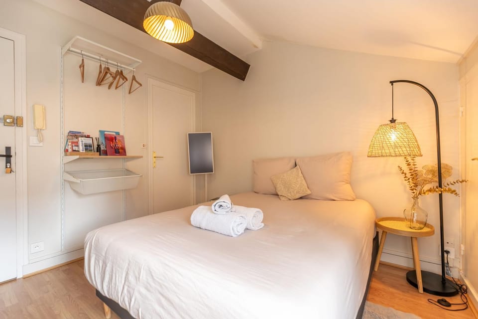 Photo of the whole room, Bedroom, towels