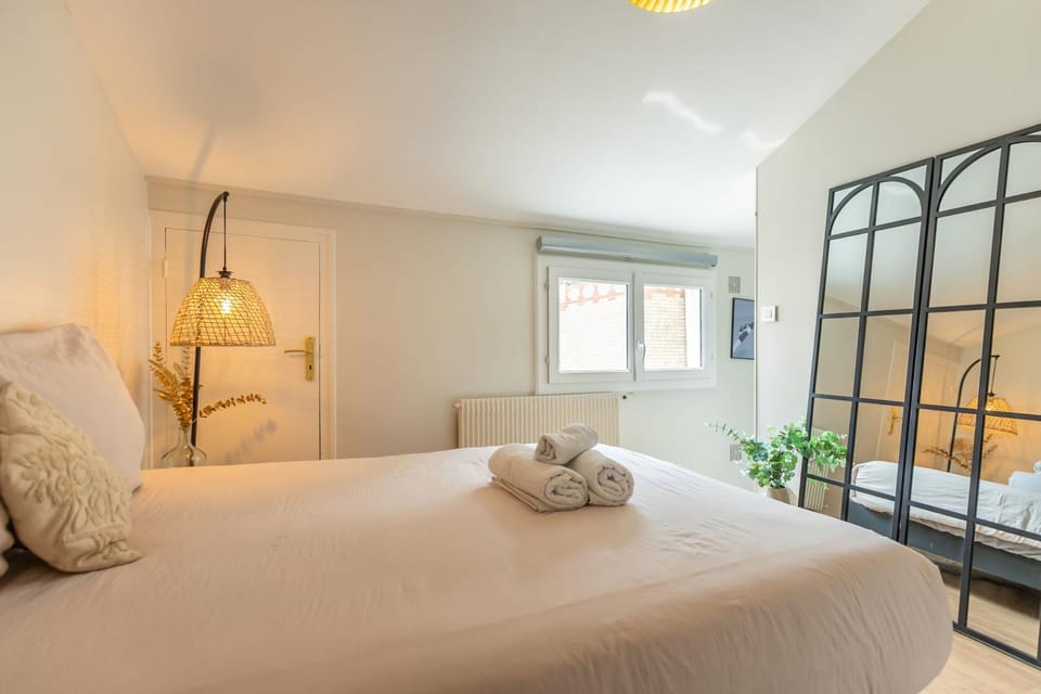 Bed, Bedroom, towels