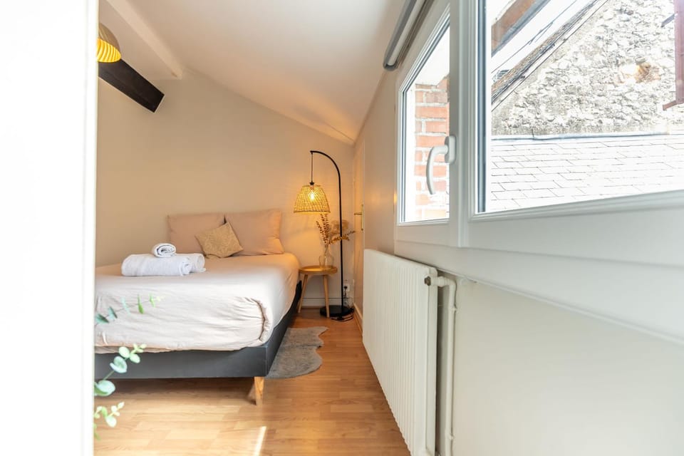 Bed, Bedroom, heating, towels