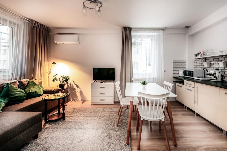 TV and multimedia, Coffee/tea facilities, Kitchen or kitchenette, Living room, Photo of the whole room, Seating area, Dining area, minibar, air conditioner