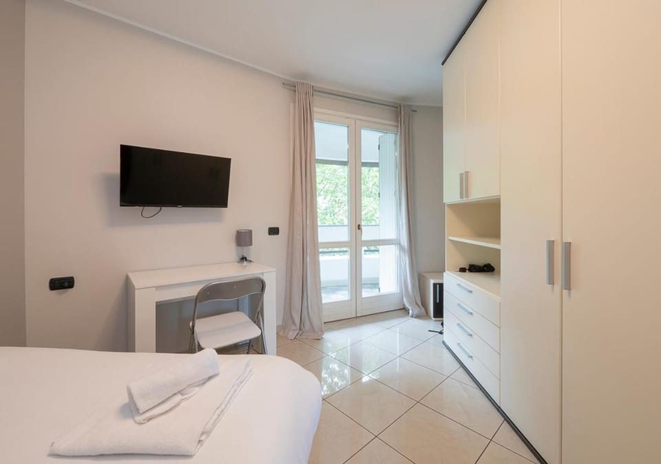 Bed, TV and multimedia, Balcony/Terrace, Photo of the whole room, Seating area, Bedroom, towels