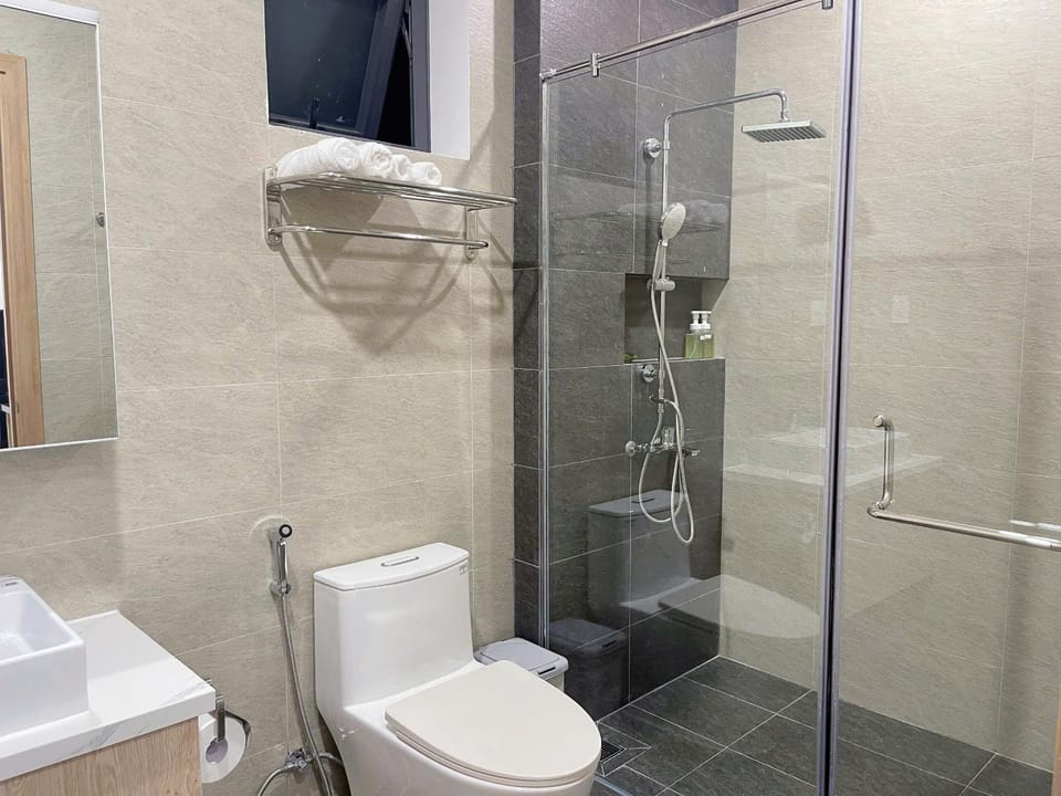 Shower, Toilet