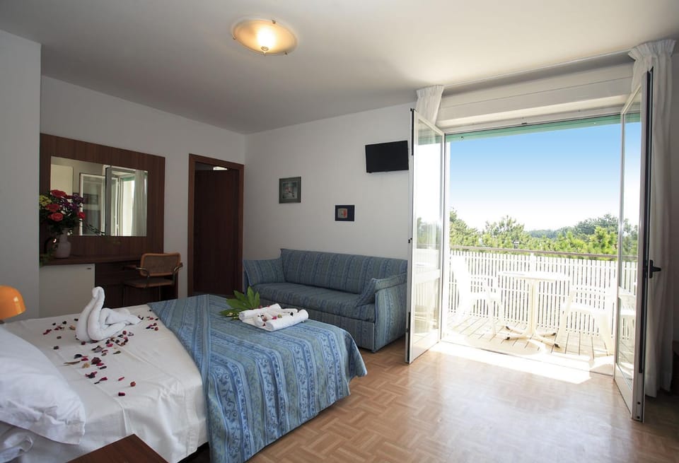 Day, Photo of the whole room, Garden view, Inner courtyard view