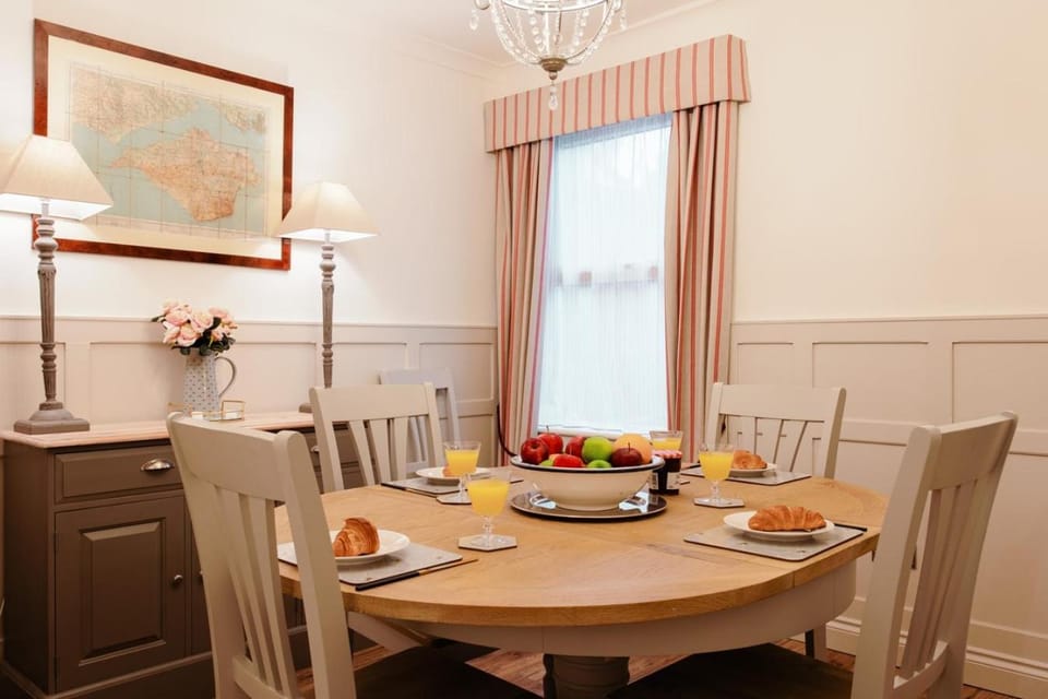 Didis Cottage-Dog Friendly-Garden-Cowes-Sleeps 4 House in England