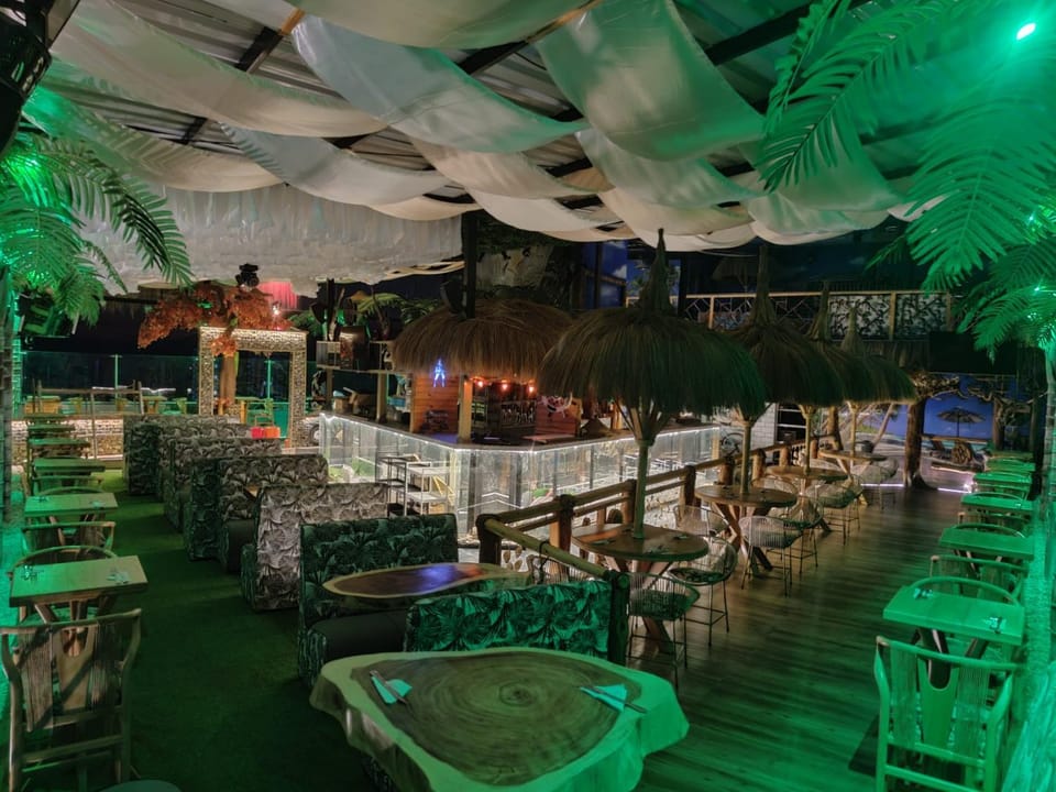 Property building, Restaurant/places to eat, Night, Nightclub / DJ, Banquet/Function facilities, Breakfast