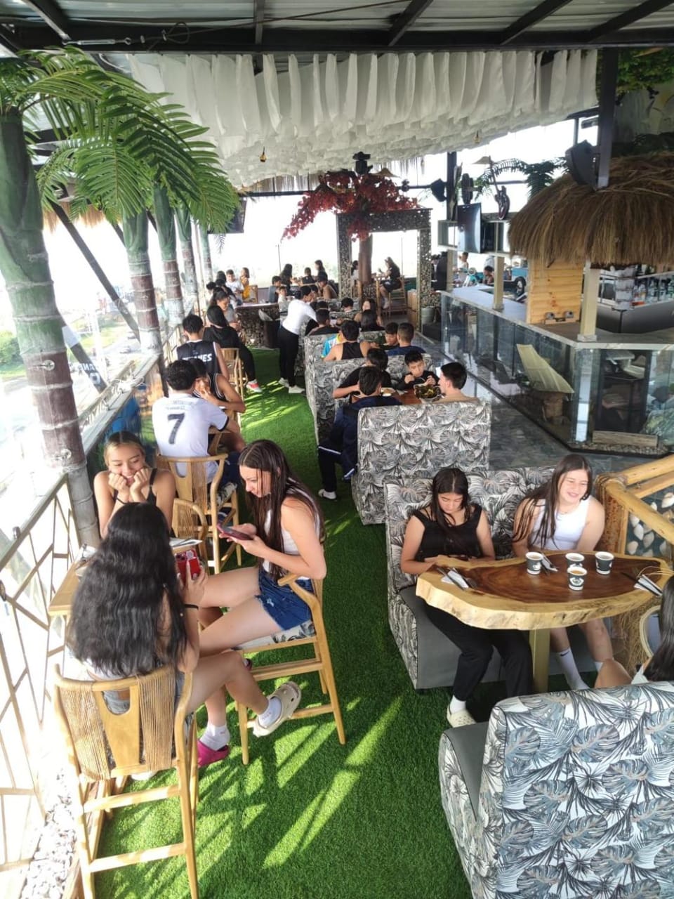 Restaurant/places to eat, Day, People, Lounge or bar, Food and drinks, Food, group of guests