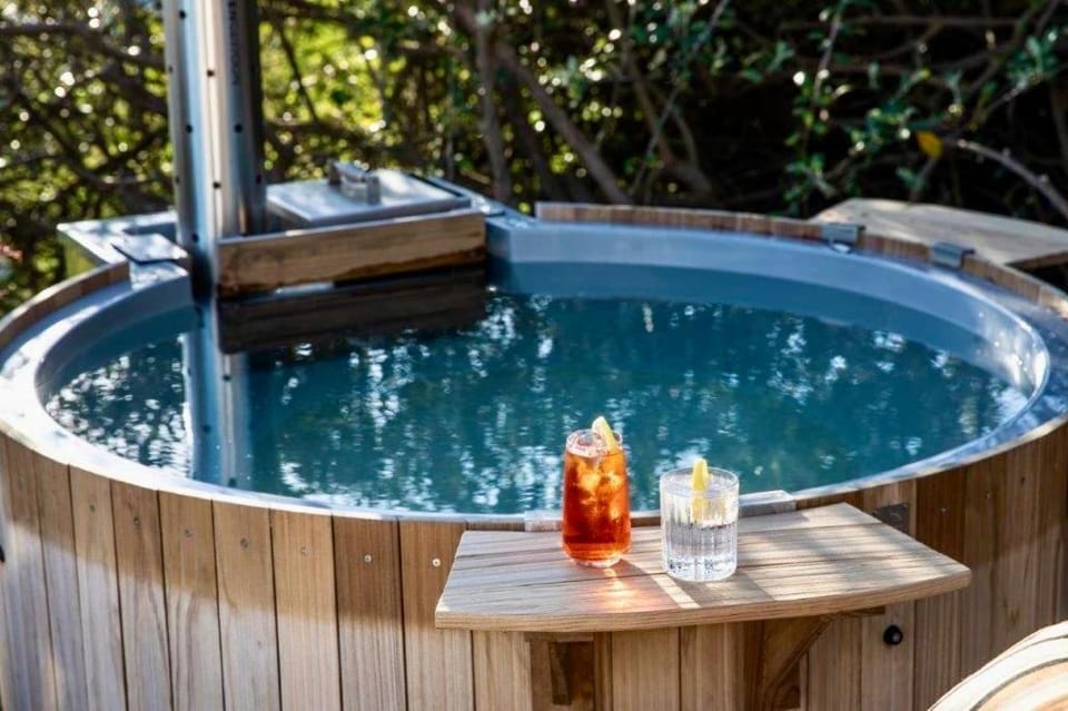 Hot Tub, Hot Tub