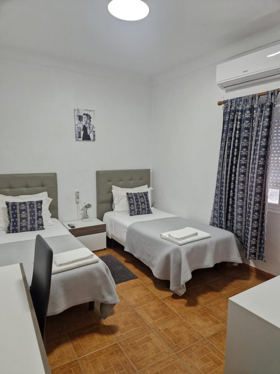 Bedroom, internet, towels