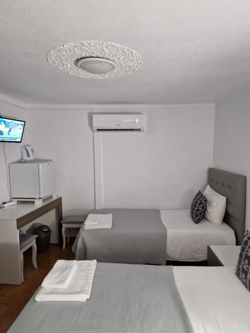 Bed, TV and multimedia, Photo of the whole room, oven, air conditioner