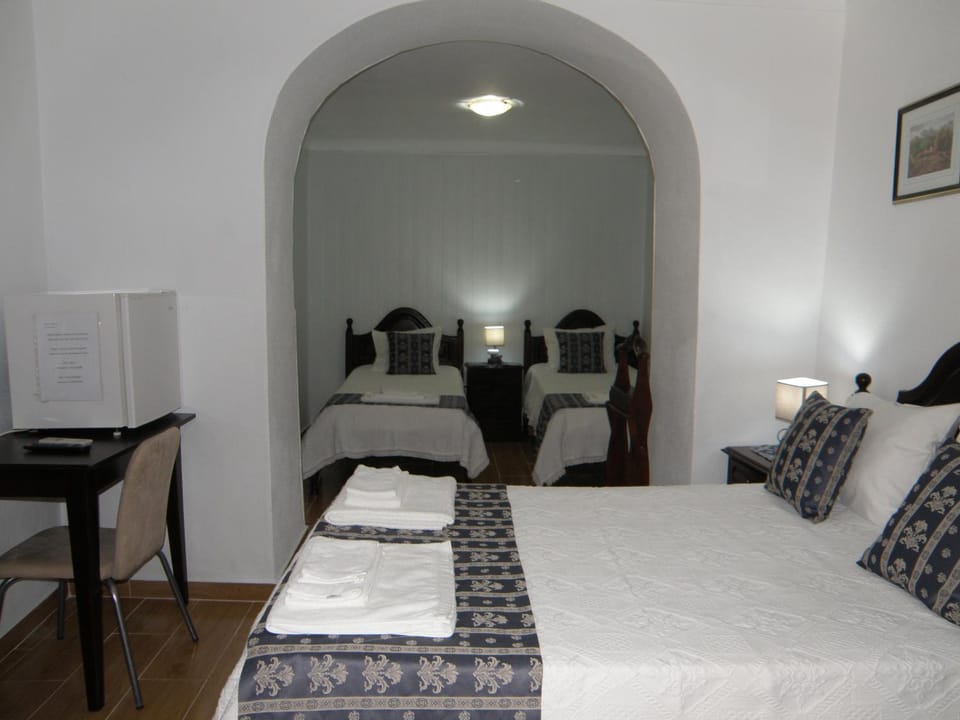 Shower, Toilet, Bathroom, TV and multimedia, Photo of the whole room, Bedroom, On site