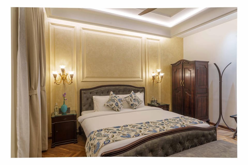 Photo of the whole room, Bedroom, wardrobe