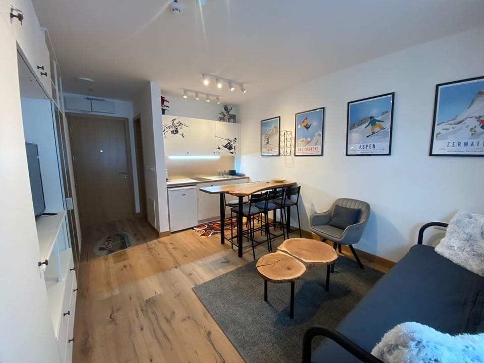 Kitchen or kitchenette, Living room, Seating area, Dining area