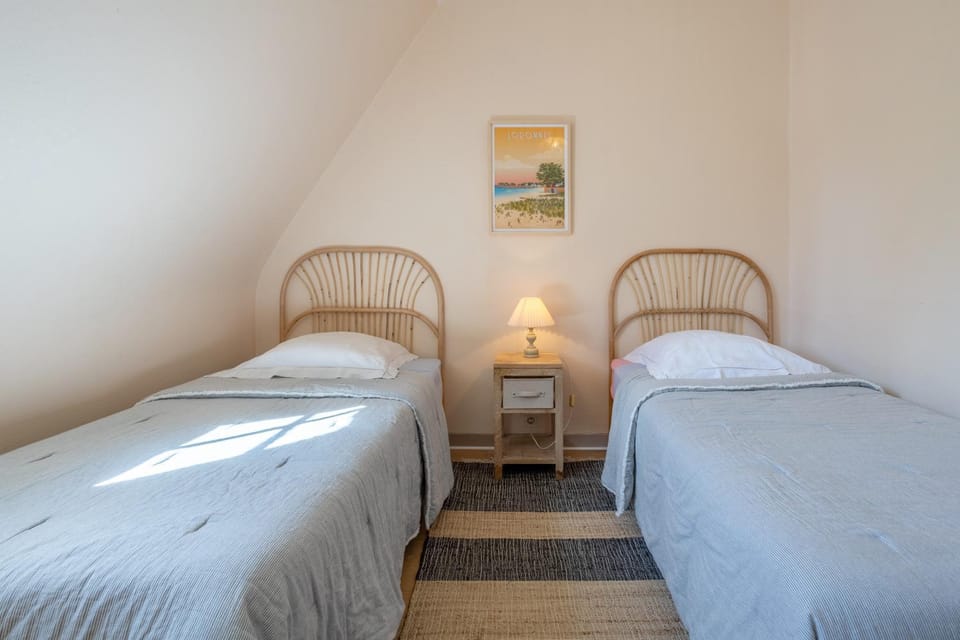 Property building, Living room, Bedroom