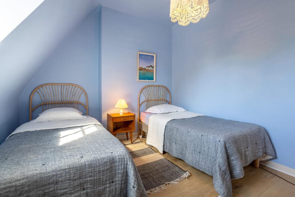 Property building, Living room, Bedroom