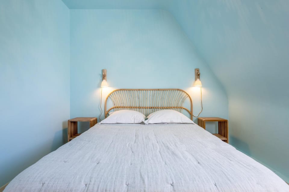 Property building, Living room, Bedroom