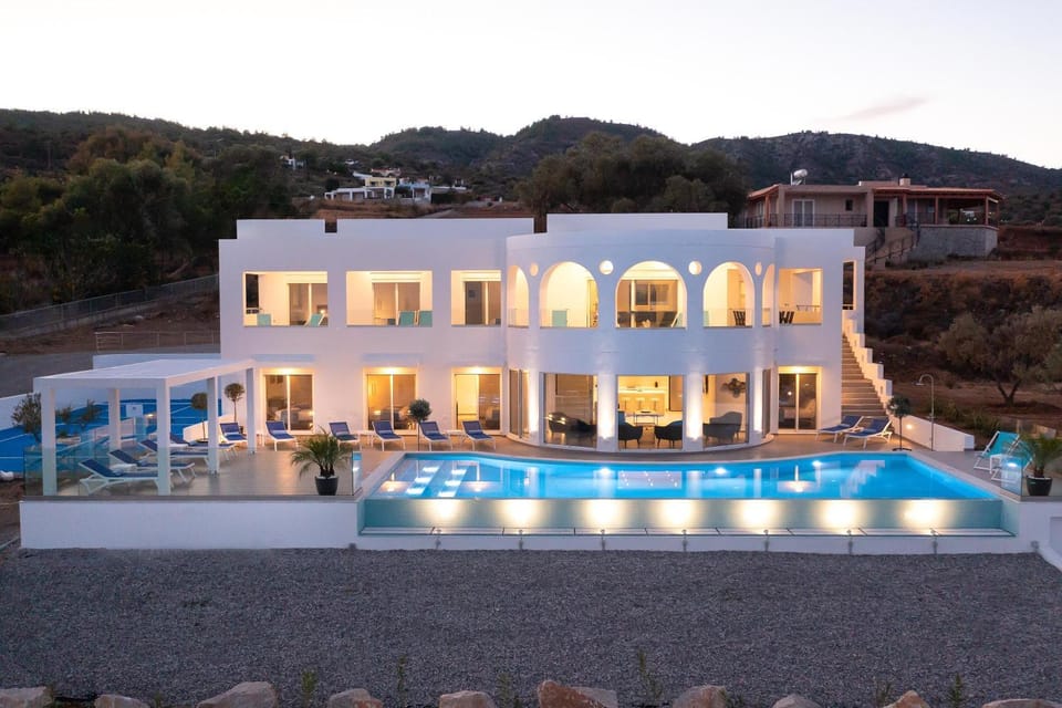 Property building, Day, Natural landscape, Mountain view, Pool view, Swimming pool, sunbed