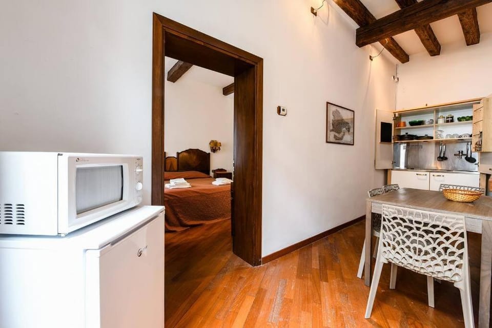 Kitchen or kitchenette, Dining area, minibar