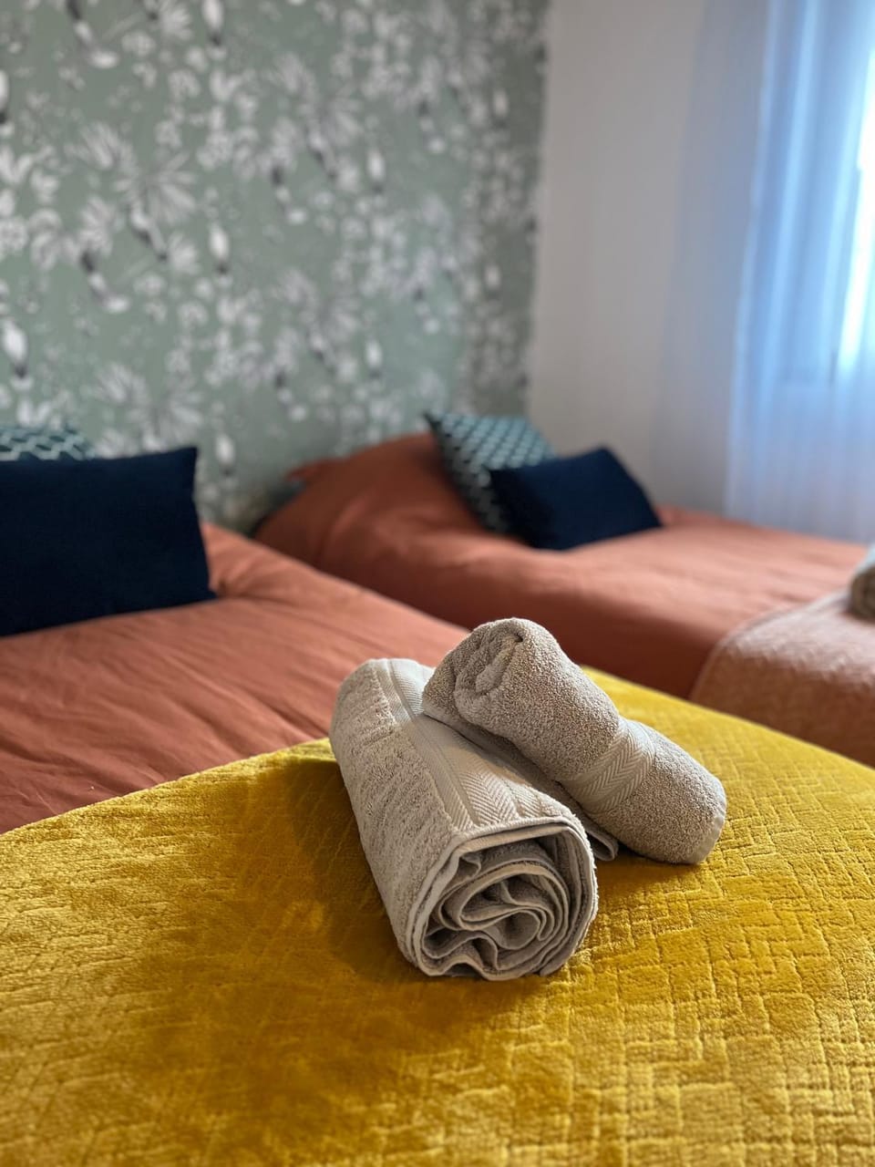 Bed, Bedroom, towels