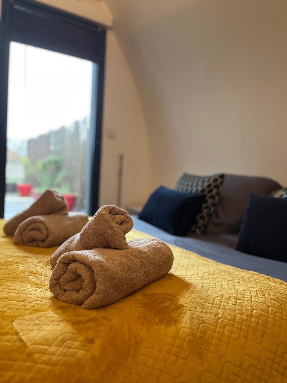 Bed, Bedroom, towels