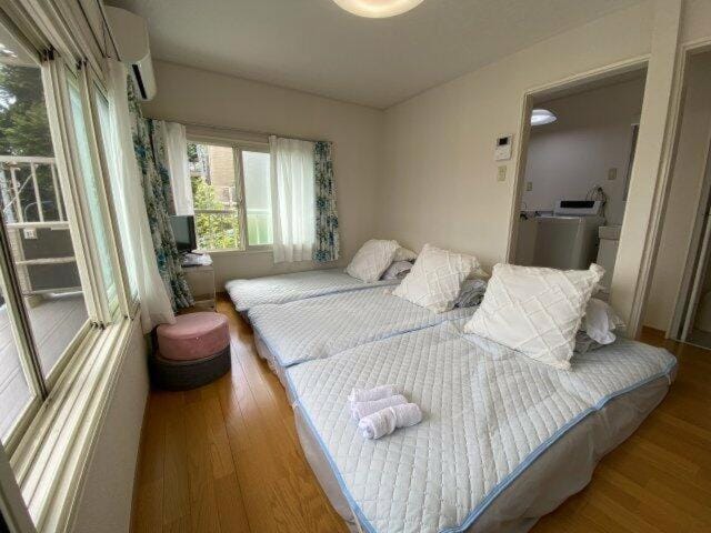Bed, Bedroom, towels