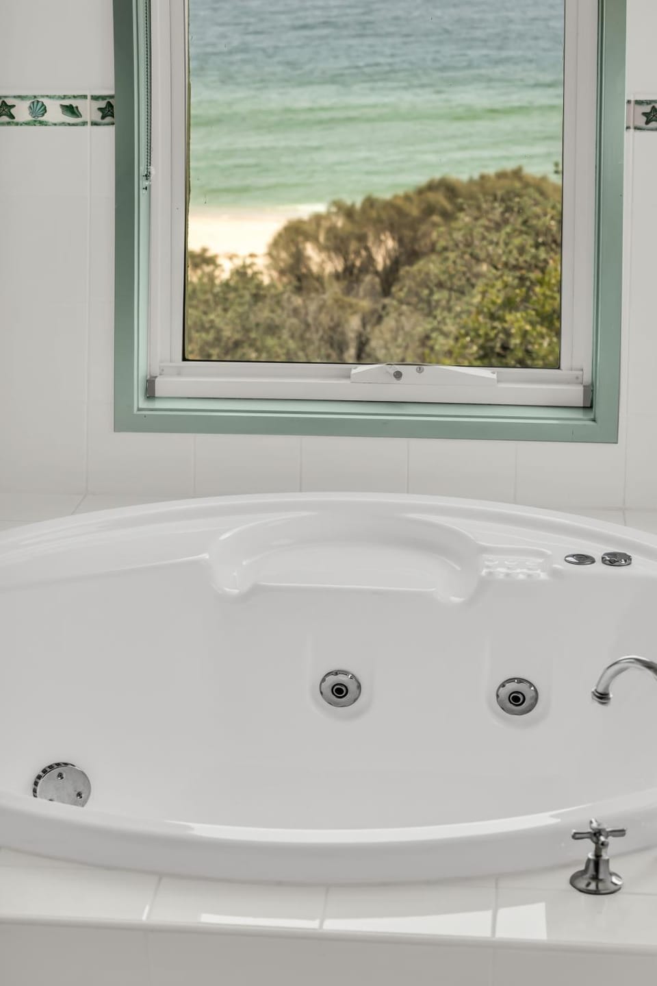 Bathroom, Sea view
