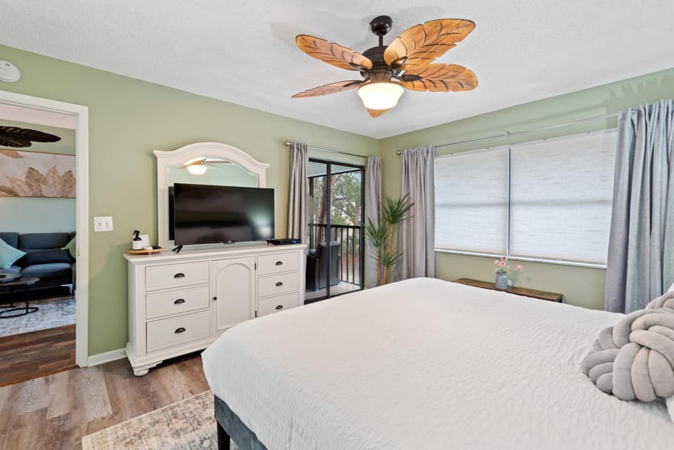 Siren’s Song, Minutes to IMG & Anna Maria Island Apartment in Florida