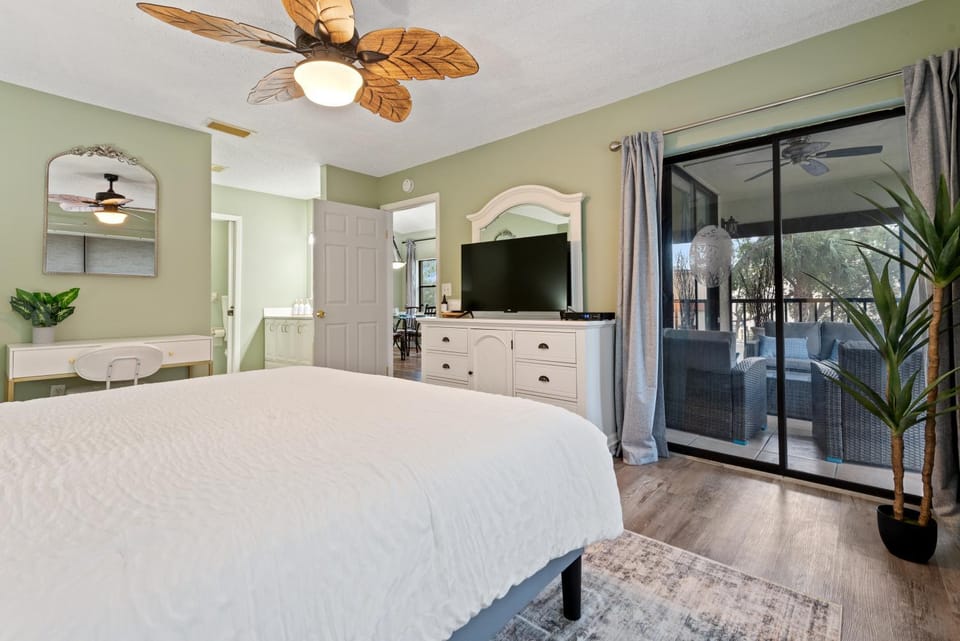 Siren’s Song, Minutes to IMG & Anna Maria Island Apartment in Florida