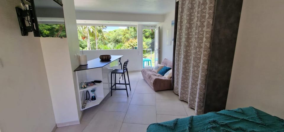 TV and multimedia, Kitchen or kitchenette, Living room, Seating area, Dining area