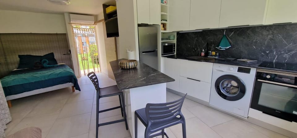 Bed, Living room, Photo of the whole room, Seating area, Dining area, Bedroom, dishwasher, minibar, pet friendly, stove, washing machine